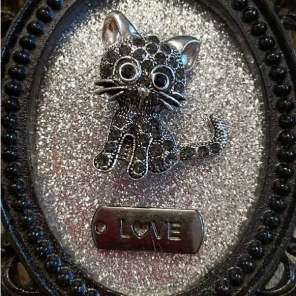 Mini Black Oval Framed Cat - Picture 7 of 7